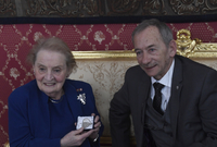 Jaroslav Kubera daroval Madeleine Albrightové senátní brož.