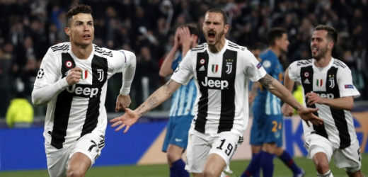 Radost hráčů Juventusu po gólu Cristiana Ronalda.