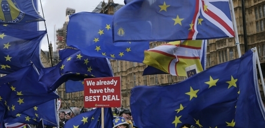 Odpůrci brexitu demonstrovali v Londýně před budovou Parlamentu.