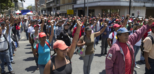 Demonstranti podporují prezidenta Madura.