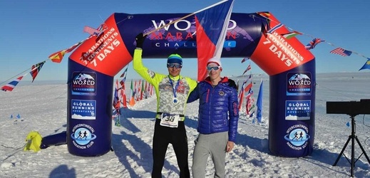Petr Vabroušek (vlevo) se synem Filipem v Antarktidě během únorového World Marathon Challenge.
