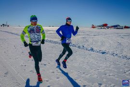 Petr Vabroušek (vlevo) se synem Filipem v Antarktidě na World Marathon Challenge.