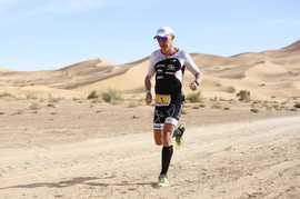Závod Marathon des Sables - 257 kilometrů rozložených do šesti etap v části Sahary - běžel Petr Vabroušek v roce 2016 až v padesátistupňovém horku.