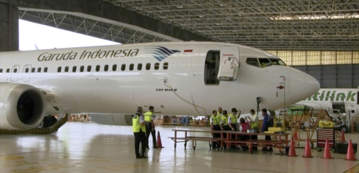 Stroj Boeing MAX společnosti Garuda připravený na kontrolu. 