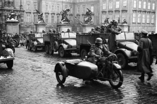 Německá okupační vojska před Pražským hradem. (FOTO: Neznámý)