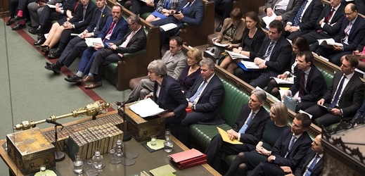 Premiérka Theresa Mayová při projevu v britském parlamentu.