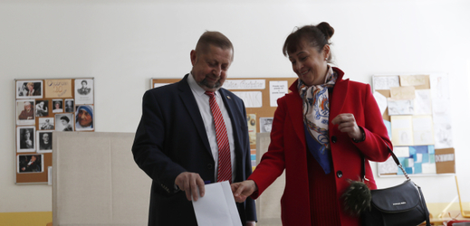 Prezidentský kandidát Štefan Harabin s manželkou. 
