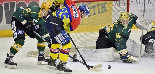 Hokejisté Českých Budějovic (ve žlutém) zvládli i druhý duel proti Vsetínu.
