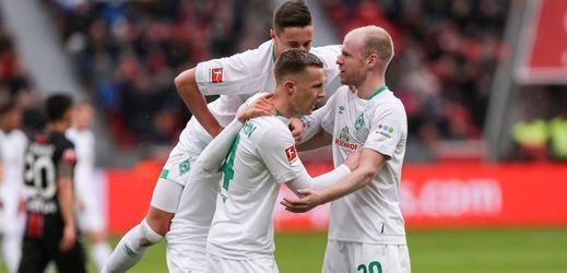 Fotbalisté Brém se radují z vítězství na hřišti Leverkusenu.