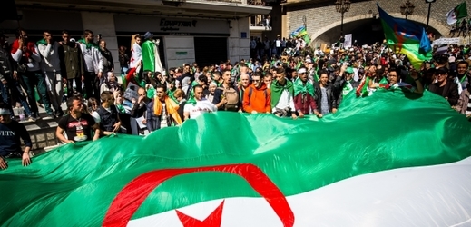 Demonstrace v Alžírsku proti prezidentu Buteflikovi.