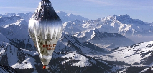 Piccard s Jonesem před 20 lety jako první obletěli Zemi v balonu.