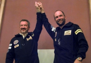 Piloti švýcarského balonu Breitling Orbiter III Bertrand Piccard ze Švýcarska (vpravo) a Brian Jones z Británie.
