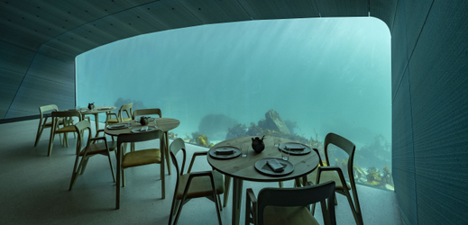 Během dne proniká do restaurace přirozené světlo filtrované zelenomodrou barvou oceánu.