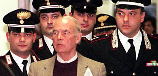 Nacistický velitel Erich Priebke v roce 1995. 