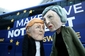 Theresa Mayová a Angela Merkelová. Protestující proti brexitu zvolili neobvyklé kostýmy. (FOTO: AA/ABACA)