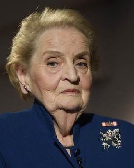 Madeleine Albrightová s broží symbolizující českého lva se slovenským dvojitým křížem promluvila v úterý 12. března ve Španělském sále Pražského hradu.