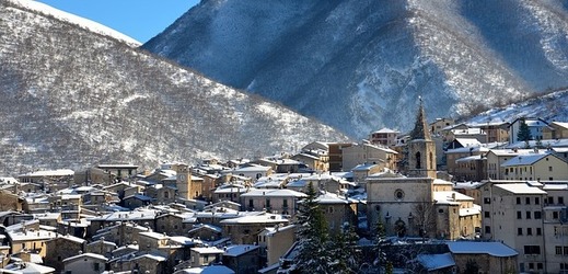 Městečko Scanno v italské oblasti Abruzzo.