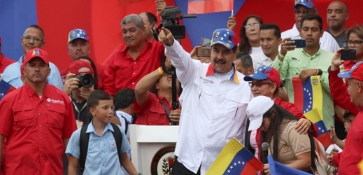Maduro pozval do země ruské vojáky.
