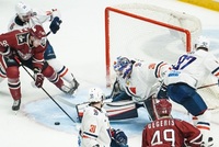 Slovan Bratislava (v bílém) působí v KHL od roku 2012, má ale finanční problémy.