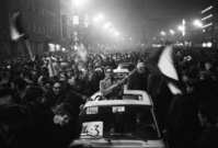 Pražané na Václavském náměstí během oslav vítězství československých hokejistů nad týmem Sovětského svazu.