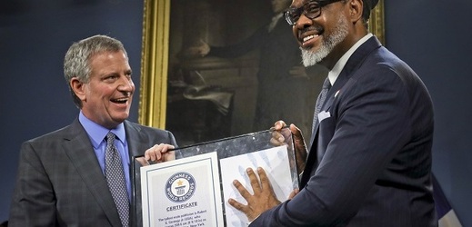 Newyorský radní Robert Cornegy převzal Guinnessův certifikát světových rekordů.