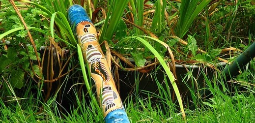 Tradiční hudební dechový nástroj australských domorodců - didgeridoo.  