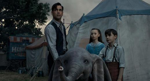 Dumbo společně s cirkusákem Holtem (Colin Farrell) a jeho dětmi.