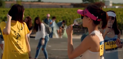 Při maratonu ve Francii běžci koštují víno a sýry.