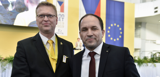 P. Bělobrádek (vlevo) gratuluje M. Výbornému.