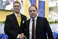P. Bělobrádek (vlevo) gratuluje M. Výbornému.