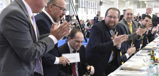Delegáti tleskají nově zvolenému předsedovi strany Marku Výbornému (třetí zleva).