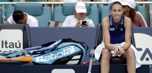 Česká tenistka Karolína Plíšková sedící v Miami na lavičce mezi gamy.