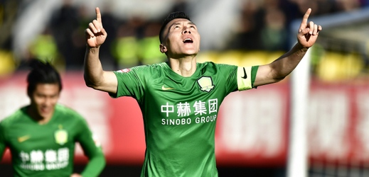 Fotbalista Yu Dabao oslavuje svůj gól.