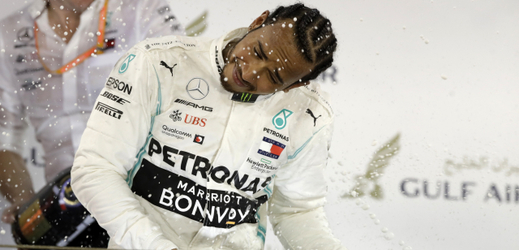 Jezdec Mercedesu Lewis Hamilton.