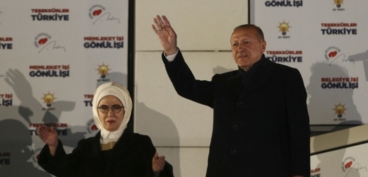 Turecký prezident Recep Tayyip Erdogan se ženou.