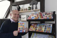 Autor dětského komiksu Čtyřlístek Jaroslav Němeček ukazuje návrh plakátu na nový film Velké dobrodružství Čtyřlístku.