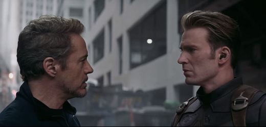 Iron Man (vlevo) a Captain America znovu spolu. V novém traileru se usmířili.