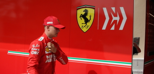 Mick Schumacher v barvách stáje Ferrari. 