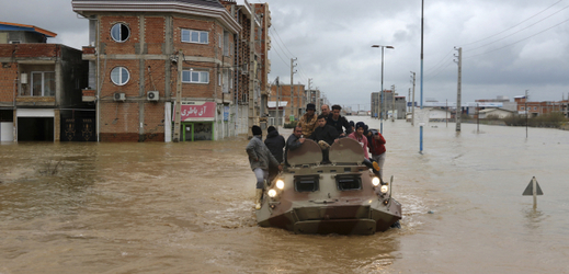 Vojenský transportér pomáhá při evakuaci osob při záplavách v Íránu. 