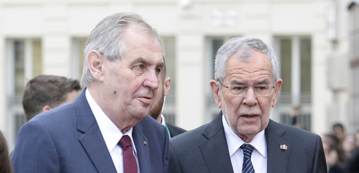 Český prezident Miloš Zeman a jeho rakouský protějšek Alexander Van der Bellen (vpravo).