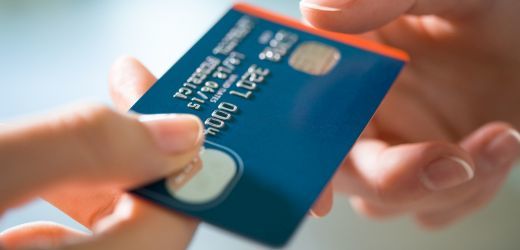 Velký přehled: Kolik stojí platba kartou a výběr z bankomatu v zahraničí?