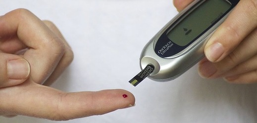 Přístroj na měření hladiny cukru v krvi.