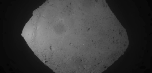 Snímek zachycující asteroid Ryugu.