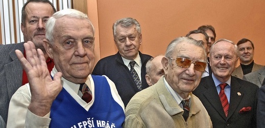 Zemřel poslední šampion ze Ženevy, basketbalista Ivo Mrázek (na snímku vlevo).