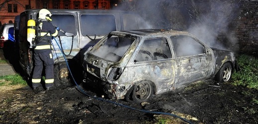 Na Praze 8 hořelo v noci auto.
