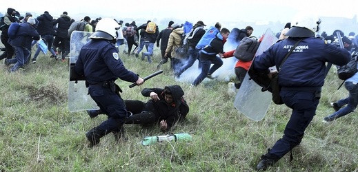 V Řecku poslední tři dny dochází k pravidelným střetům policie s migranty.