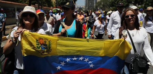 Venezuelané vyšli protestovat do ulic proti režimu prezidenta Madura.