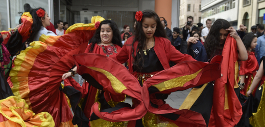 Děti v tradičních romských kostýmech.