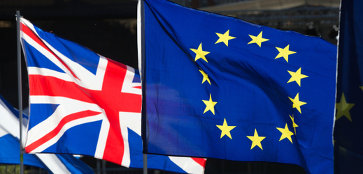 Vlajka Velké Británie a Evropské unie.