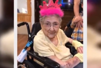 Rose Marie Bentleyová, která se i přes svůj neobvyklý a vážný zdravotní stav dožila 99 let.